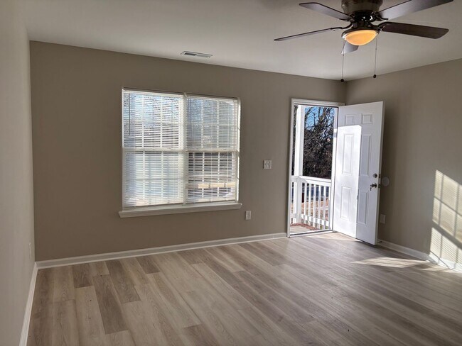 Foto del edificio - NEWLY RENOVATED 3 BED, 2 BATH HOME IN HIGH POINT!