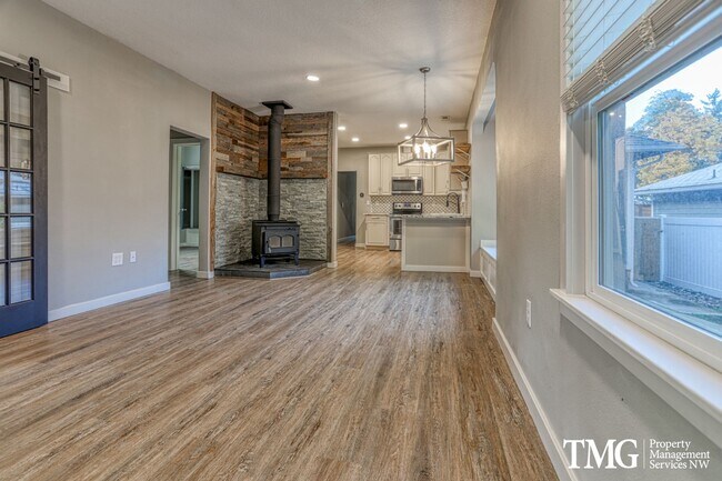 Building Photo - Beautiful Creekside Camas Home