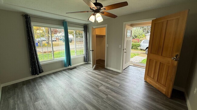 Foto del edificio - Spacious 3 bed 1 bath, big yard, pets ok, ...