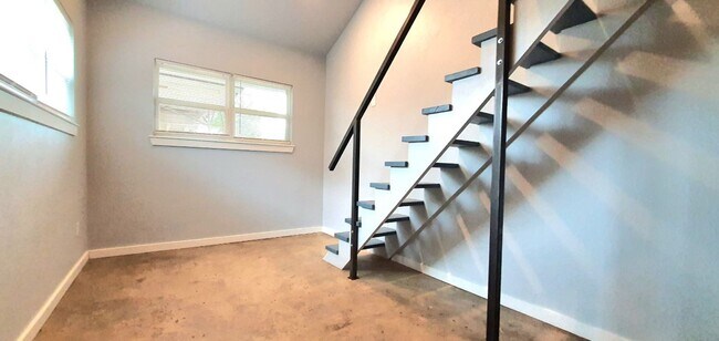 Foto del edificio - ALL BILLS PAID! Spacious LOFT living space...