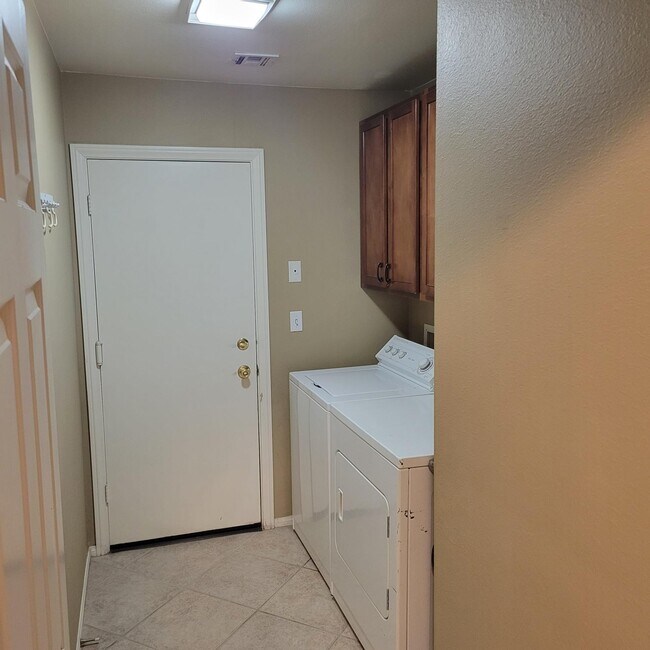 Building Photo - 5837 Fox Run Ct