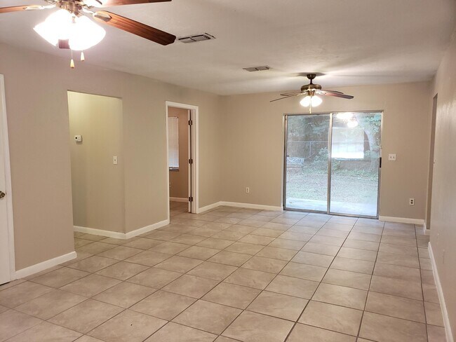 Foto del edificio - 3 Bed, 2 Bath, 1 Car garage.