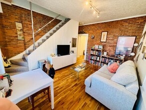 Building Photo - 310 E Blenkner St