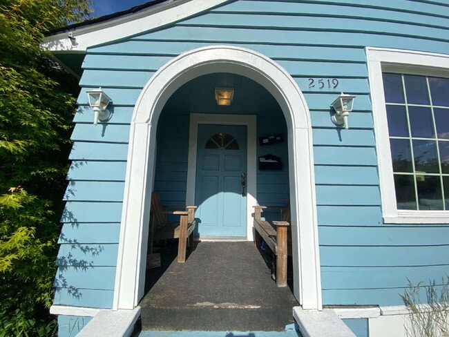 Building Photo - Centrally Located 3-Bed, 1-Bath Home with ...