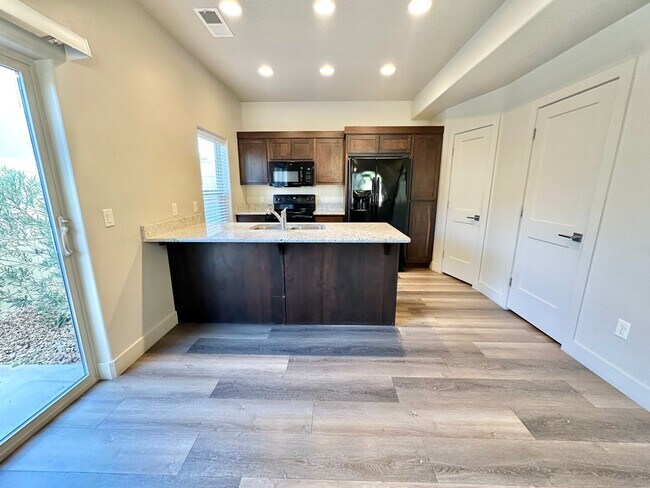 Foto del edificio - 3 Bedroom Townhome -  Location Location Location! Brand new carpet!!
