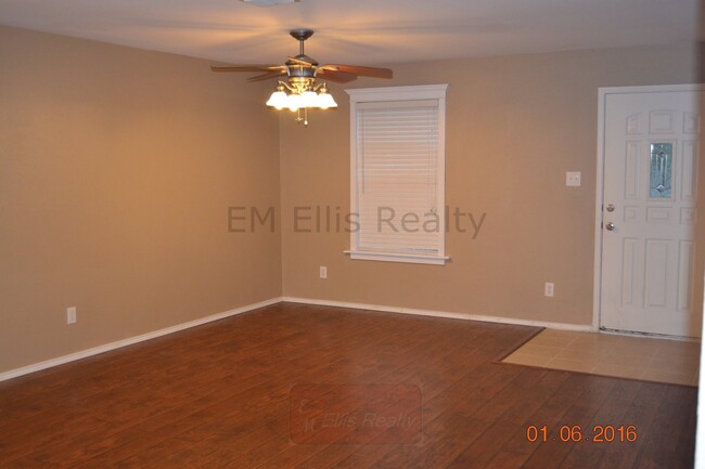 Building Photo - Beautiful 4 bedroom 2 full bath 2 car gara...