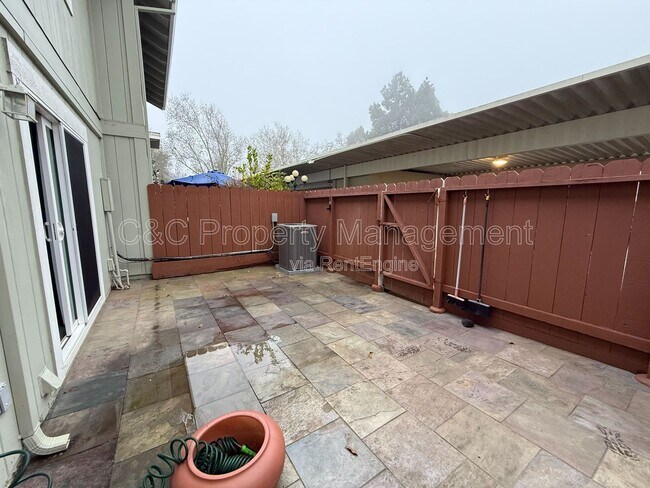 Building Photo - 912 Sunnybrae Ln