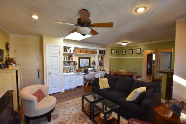 Foto del edificio - Charming 2BR Top Floor Condo with Private ...