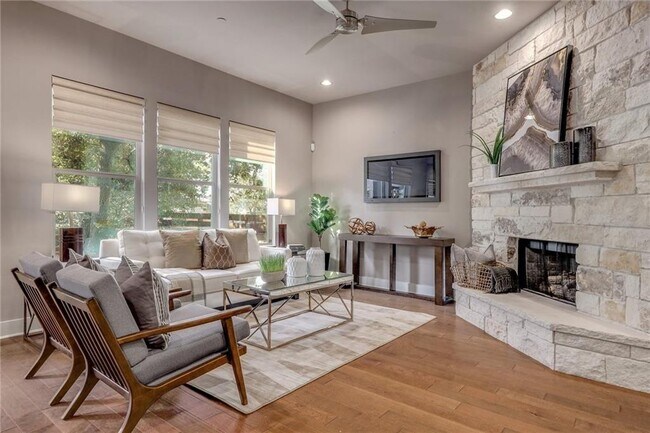 Foto del edificio - 8110 Ranch Rd 2222