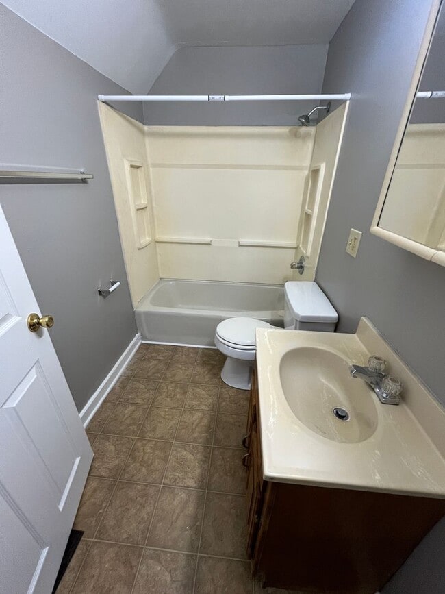 Building Photo - 828 Huestis Ave