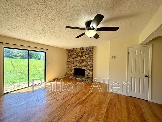 Building Photo - 2 Dawnwood Cir