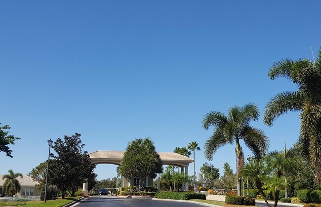 Building Photo - 302 NW Somerset Cir