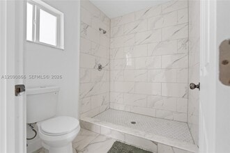 Building Photo - 580 Lee Dr