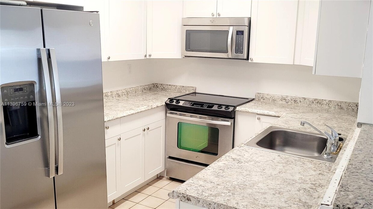 Primary Photo - 300 Palm Cir W