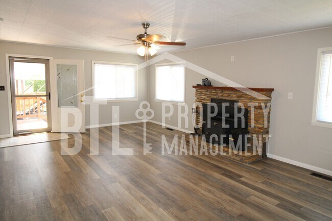 Foto del edificio - Beautiful Home with a Lakeview! Bonus Sunroom!