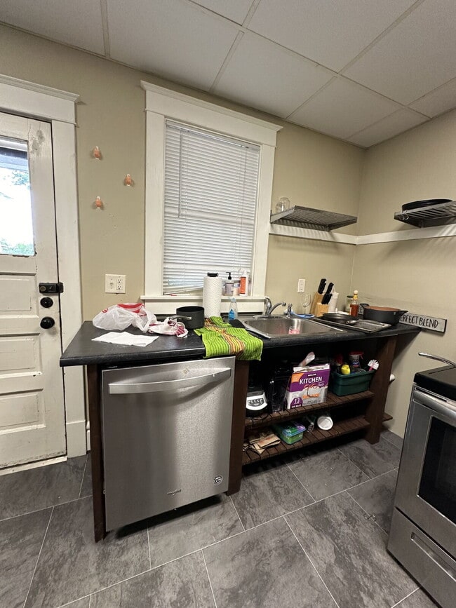 Building Photo - 6 bedroom 2 bath Duplex - available for June 1st close to UWEC!