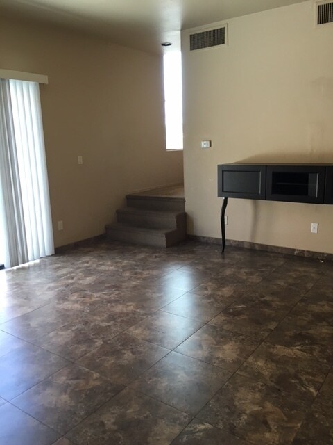 Foto principal - 3 Bedroom Eastside Townhome