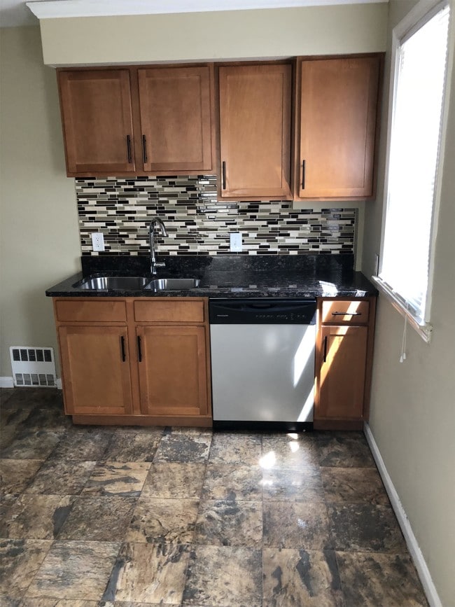 1521 Goddard Rd, Wyandotte, MI 48192 House Rental in Wyandotte, MI