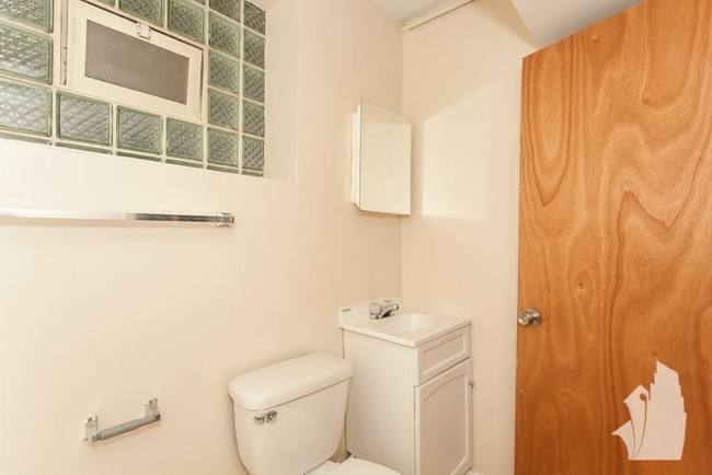 Building Photo - 0 bedroom in Chicago IL 60614