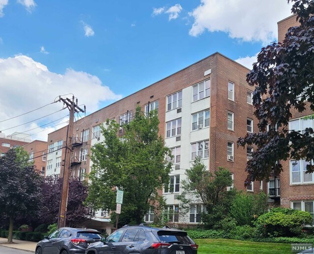 2160 Center St Unit 5F, Fort Lee, NJ 07024 Condo for Rent in Fort Lee