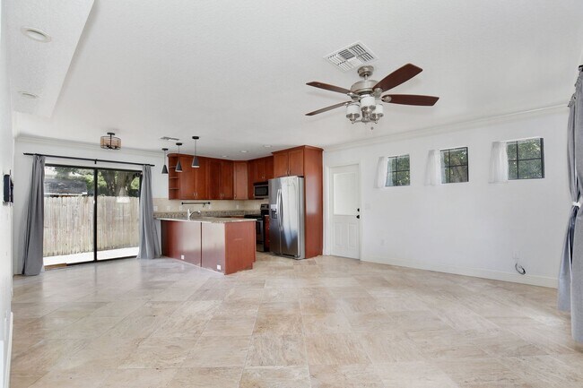Building Photo - Lovely 3/2.5 Spacious Home with a Large Backyard in an Unbeatable Location near Downtown Orlando!