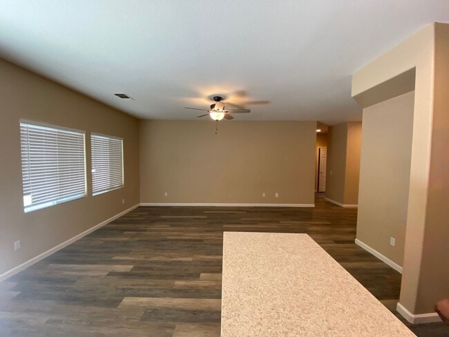 Building Photo - Charming 3 Bedroom 2 Bath Home in Elk Grov...