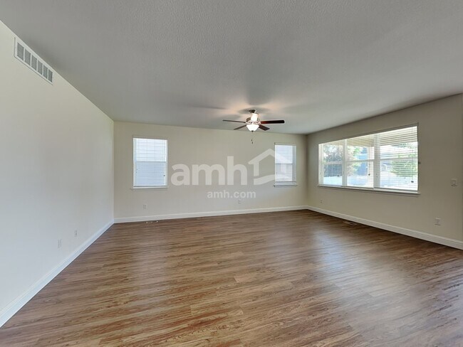 Foto del edificio - 10204 Dogwood St