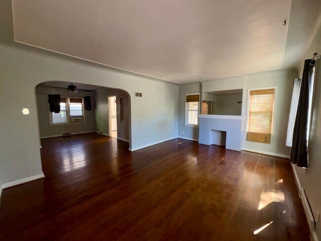 Building Photo - 2-bedroom, 1-bath upper-level duplex w/onsite shared laundry!