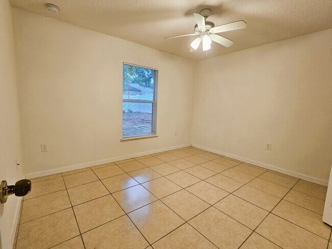Building Photo - Welcome Home to Space, Convenience, and Minneola Charm!