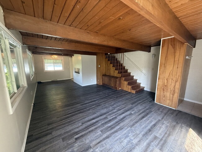 Building Photo - Large 2BR Townhouse NE Side