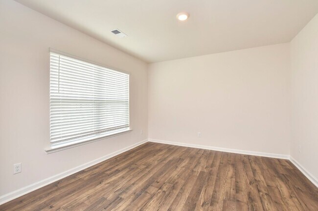 Building Photo - Brand New 5-Bedroom, 3-Bathroom home in Wo...