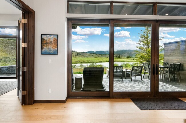 Foto del edificio - Luxury ski season rental is an entertainer...