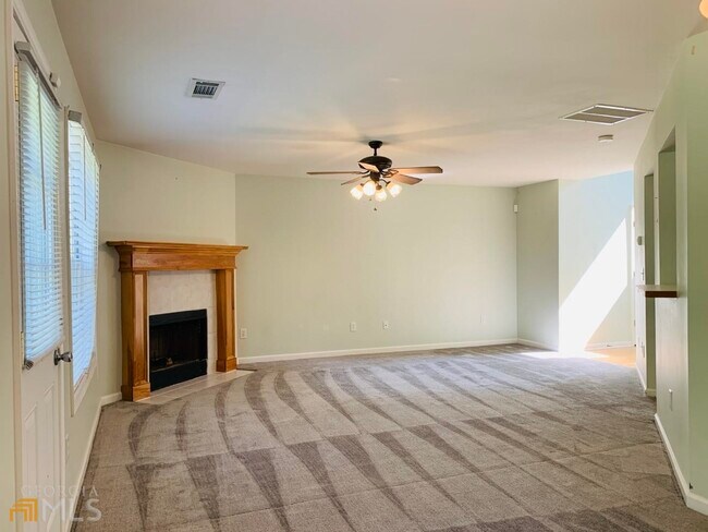 Foto del edificio - 752 Reeves Lake Dr SW