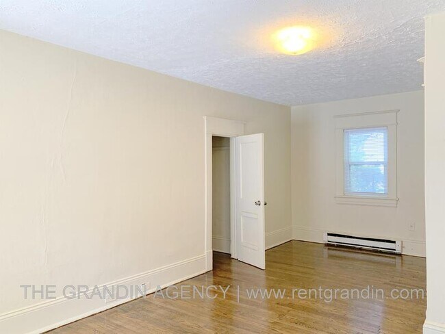 Building Photo - 1624 Chapman Ave SW