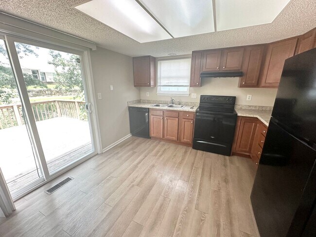 Building Photo - ***Available Immediately***Remodeled 4 Bedroom / 1.5 Bath Duplex