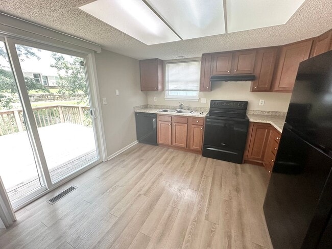 Foto del edificio - ***Available Immediately***Remodeled 4 Bedroom / 1.5 Bath Duplex