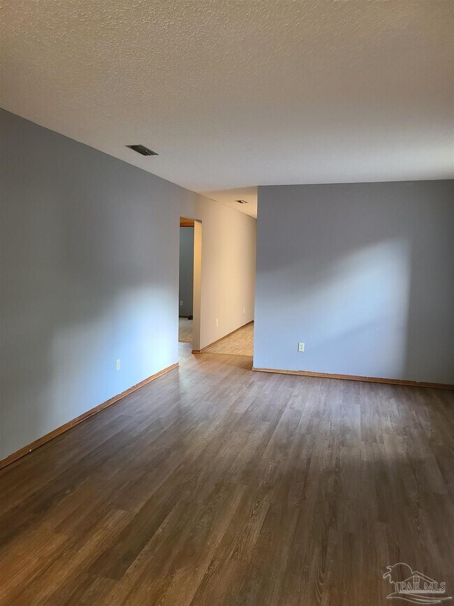 Foto del edificio - 7800 Deborah Dr