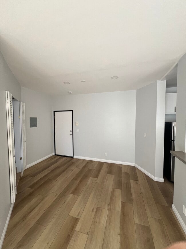 Building Photo - 2107 N Beachwood Dr