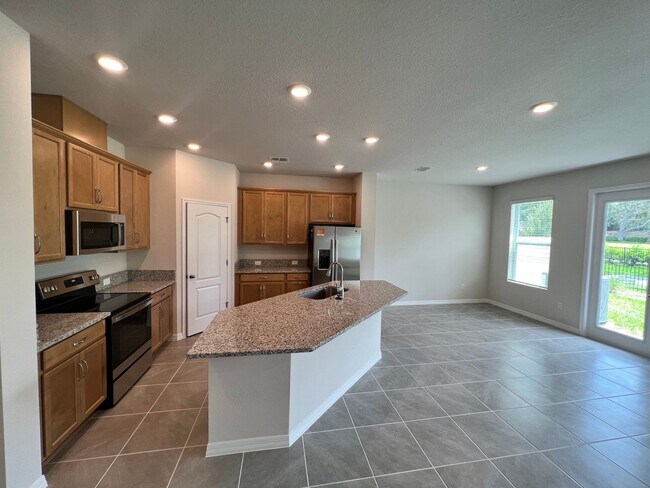 Building Photo - 3 Bedroom, 2.5 Bath Lake Meadow Landing To...