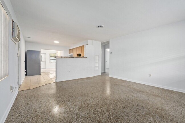 Building Photo - 1658 NE Sunview Terrace