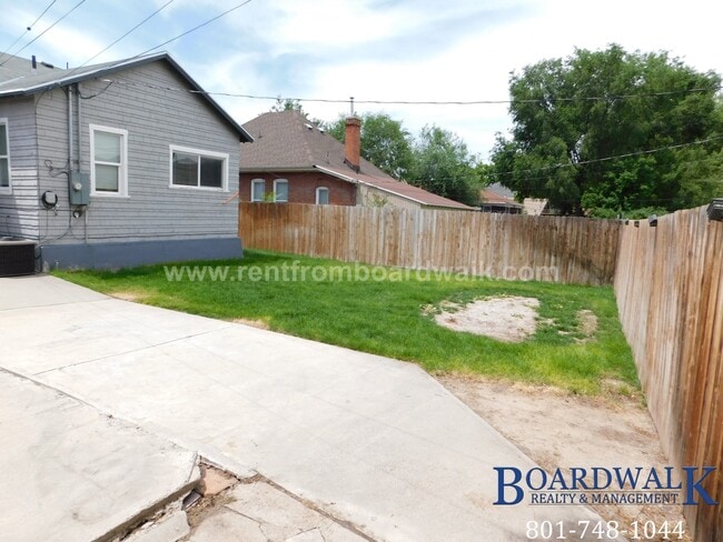 Building Photo - 657 Warnock Ave S