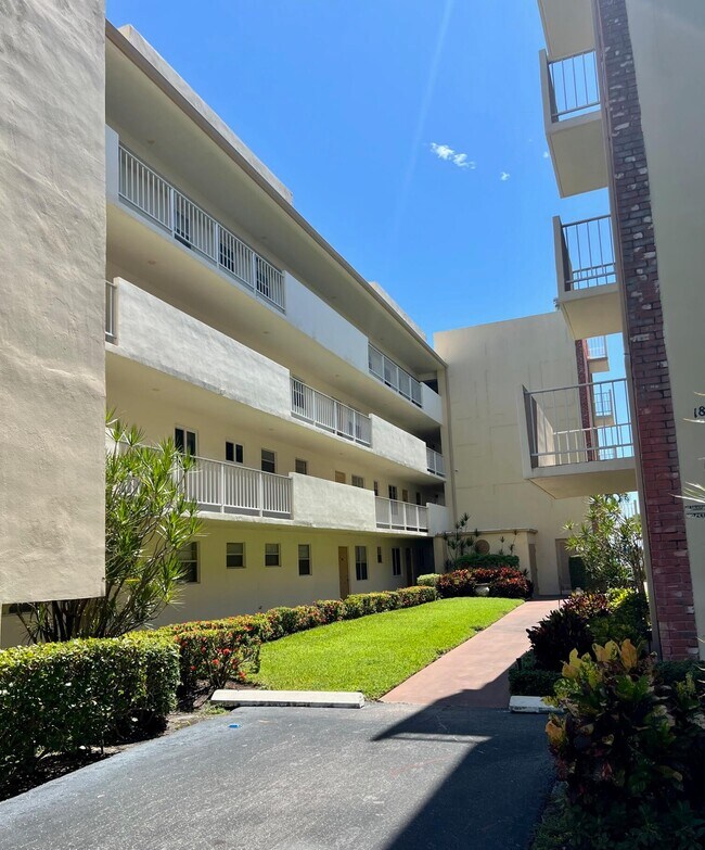 Building Photo - 1820 New Palm Way