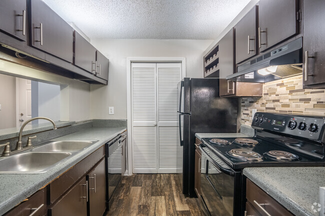 1BR, 1BA - 800SF - Kitchen - The Enclave at Riverdale