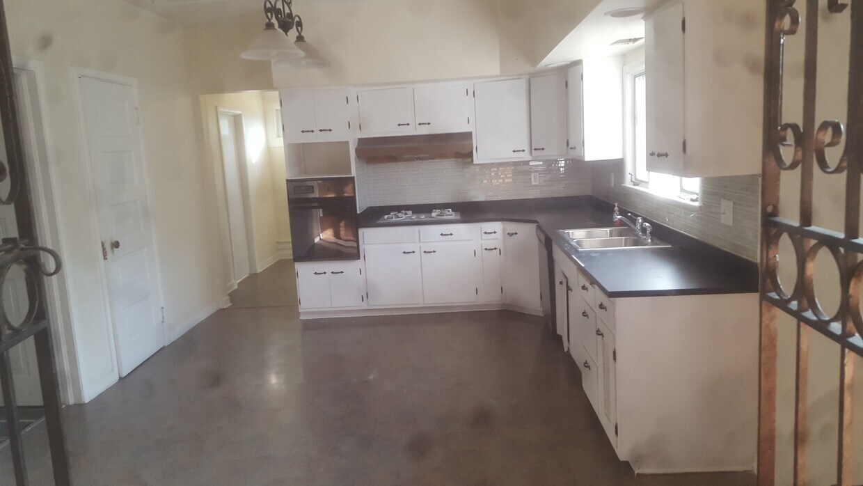 Kitchen - 314 E Downer Pl