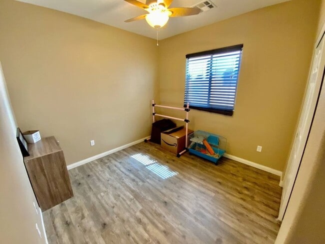 Building Photo - BEAUTIFUL 4 BEDROOM HOME WITH FLEXIBLE FLO...
