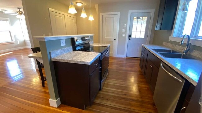 Building Photo - 6 Church Ave