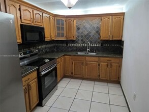 Building Photo - 10000 NW 80th Ct
