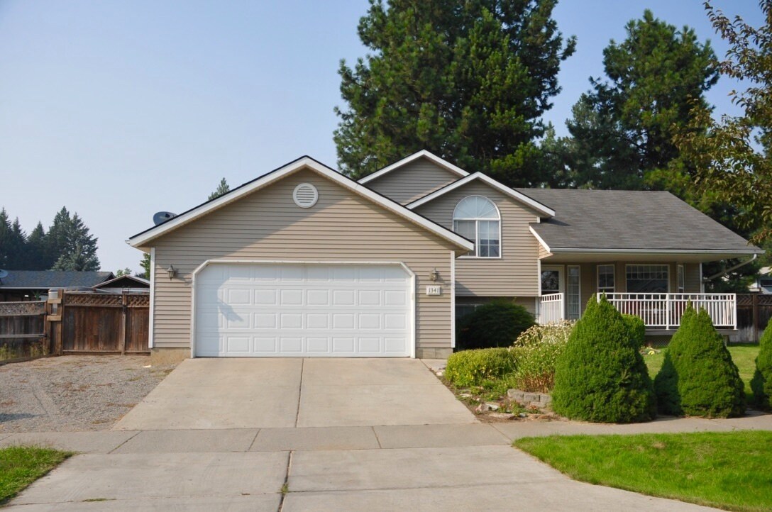 Foto principal - 4 bed 3 bath home with second living room