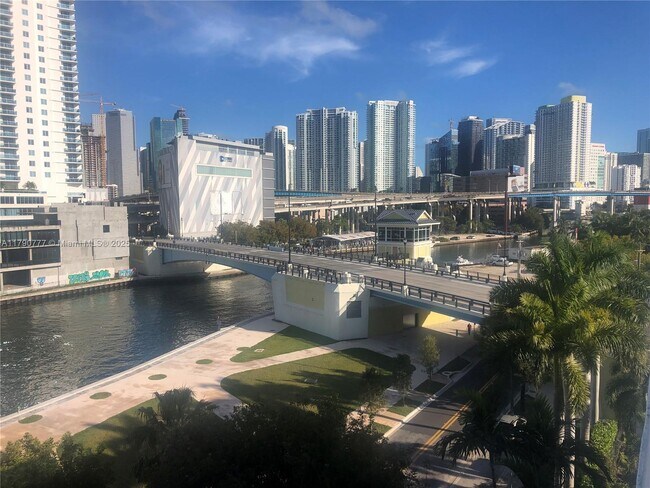 Foto del edificio - 10 SW South River Dr