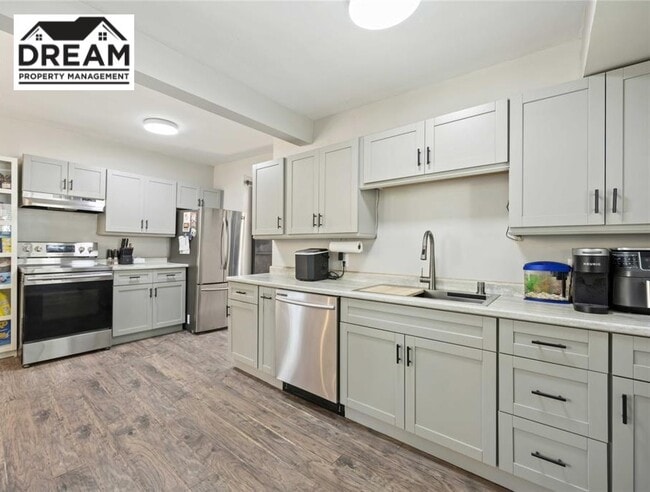 Building Photo - 105 Vidal St S